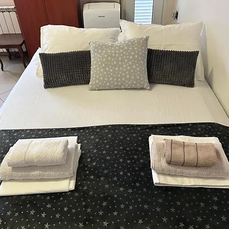 Rosi 1, With Free Public Parking In A Quiet Location *